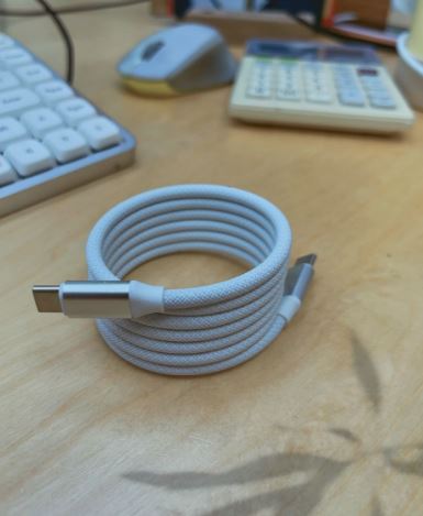COSMO. COAT. ITA 磁力記憶Type-C充電線 – 顏色隨機發貨 (換領日期: 9月16日 至 30日)
